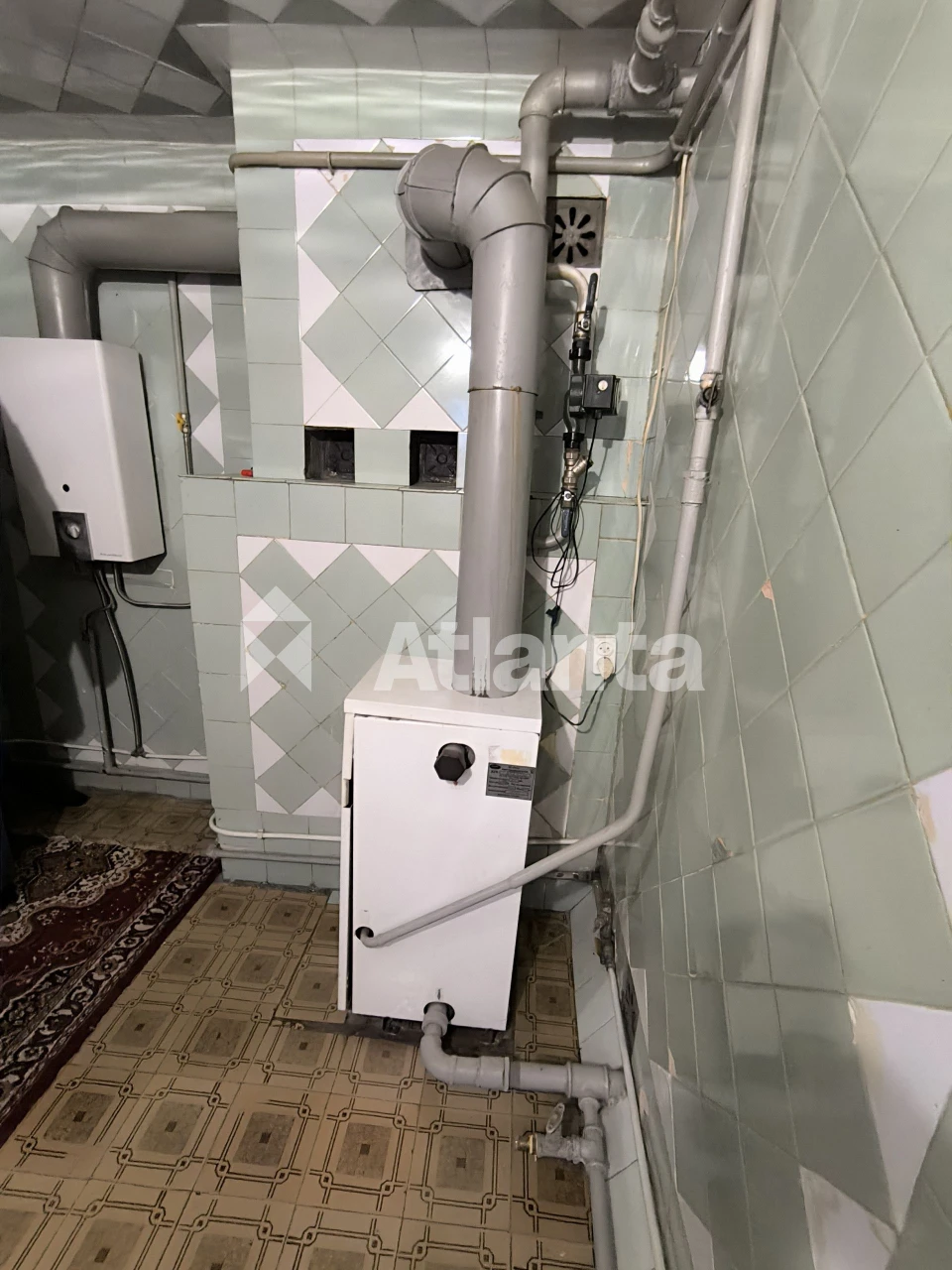 Будинок господарський на високому цоколі з доглянутою ділянк