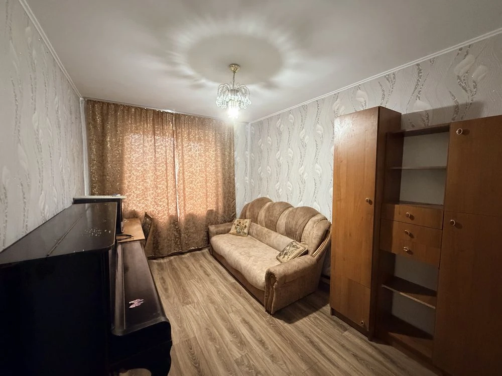Продається трикімнатна квартира