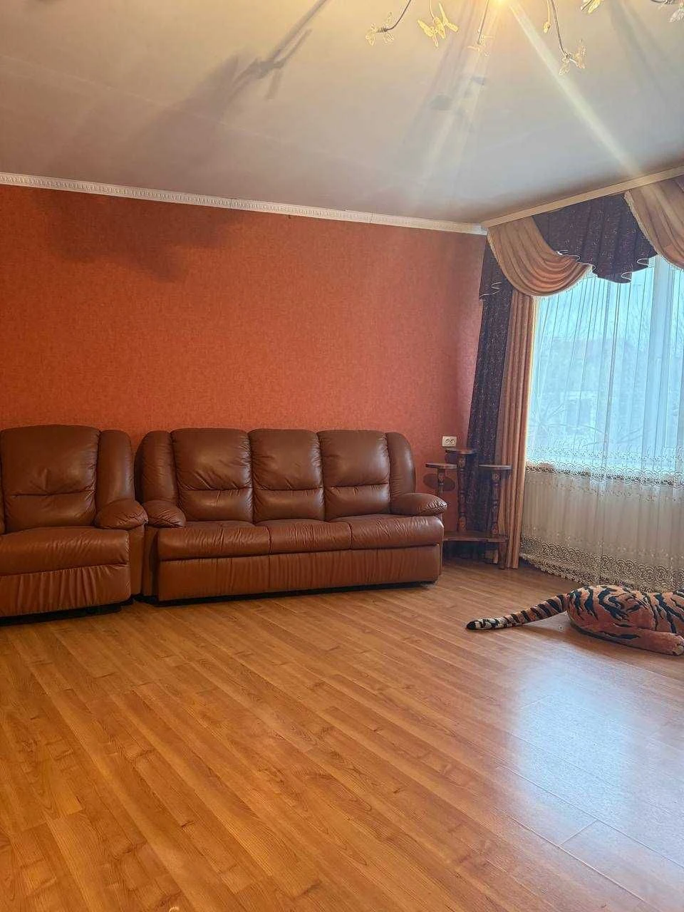 Продаж просторого будинку з ремонтом, автономією та гаражем
