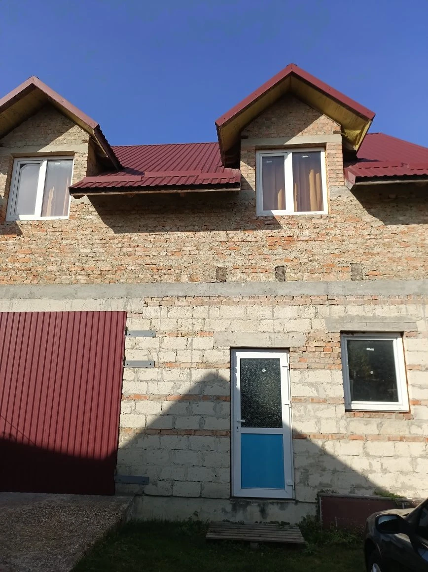 м. Почаїв, в центрі продаються два будинки