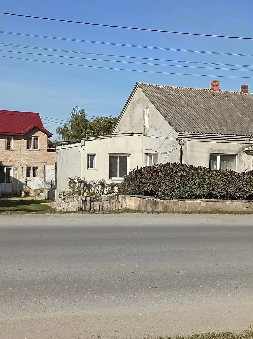 м. Почаїв, в центрі продаються два будинки