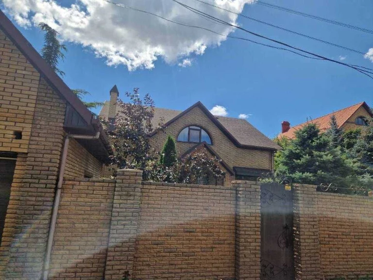 Житловий будинок заг. пл. 233,4 кв.м., та земельна ділянка п