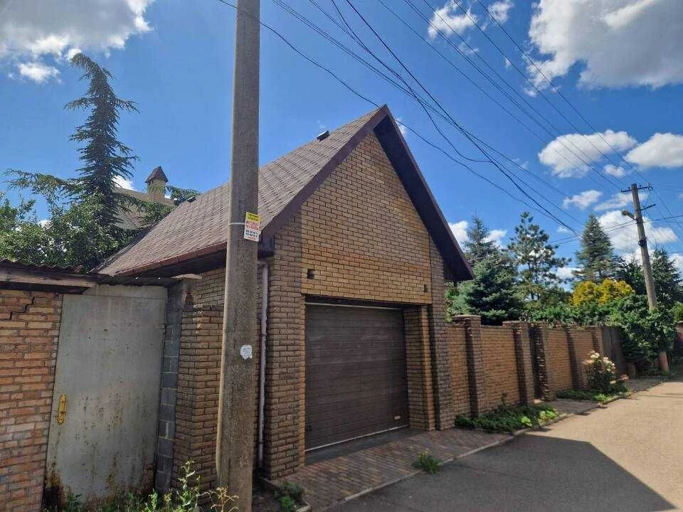 Житловий будинок заг. пл. 233,4 кв.м., та земельна ділянка п
