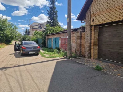 Житловий будинок заг. пл. 233,4 кв.м., та земельна ділянка п