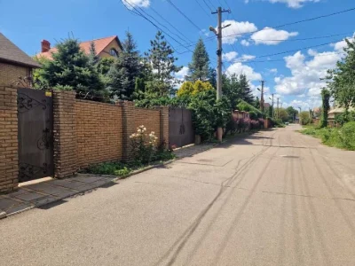 Житловий будинок заг. пл. 233,4 кв.м., та земельна ділянка п