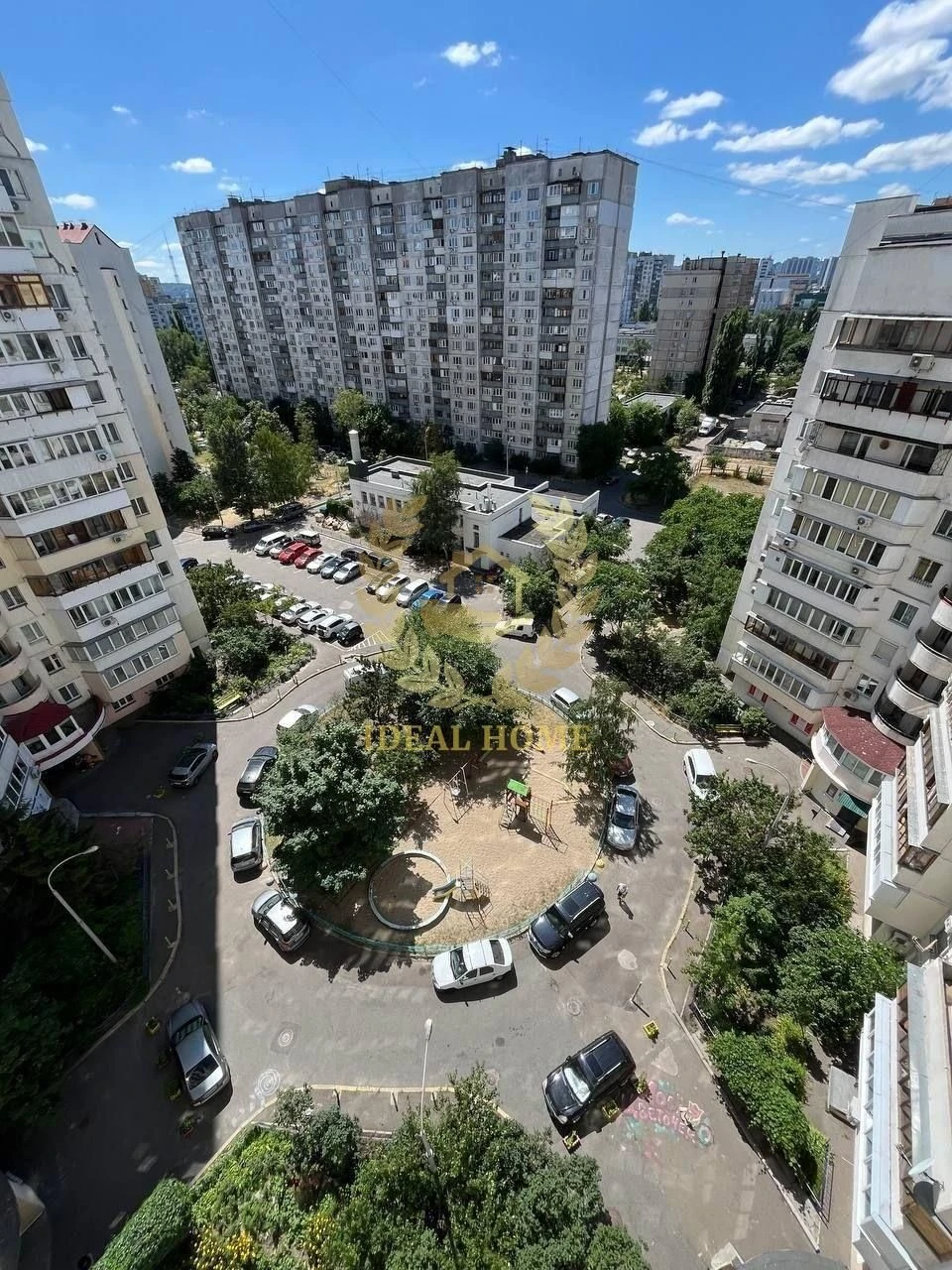 Продається 4-кімнатна затишна квартира по вулиці Левка Лукян