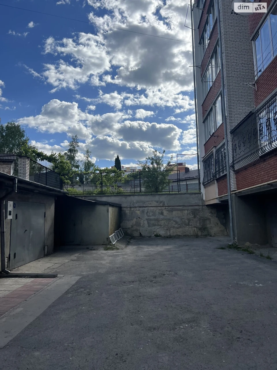 Продаж Місце в гаражному кооперативі Дружба