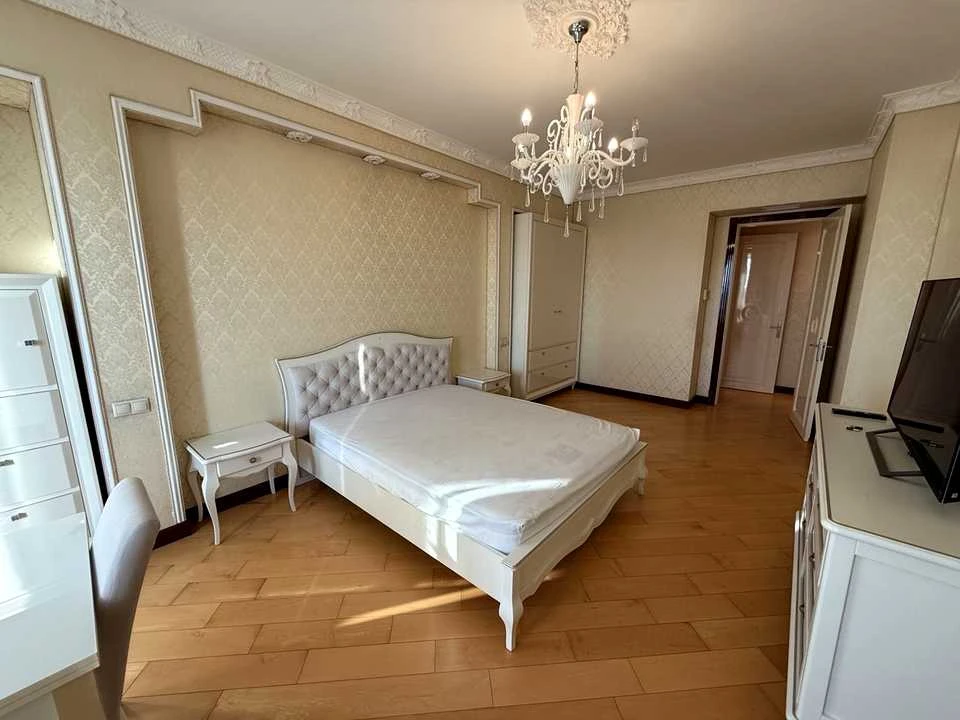 Квартира. Київ, Інститутська вул.