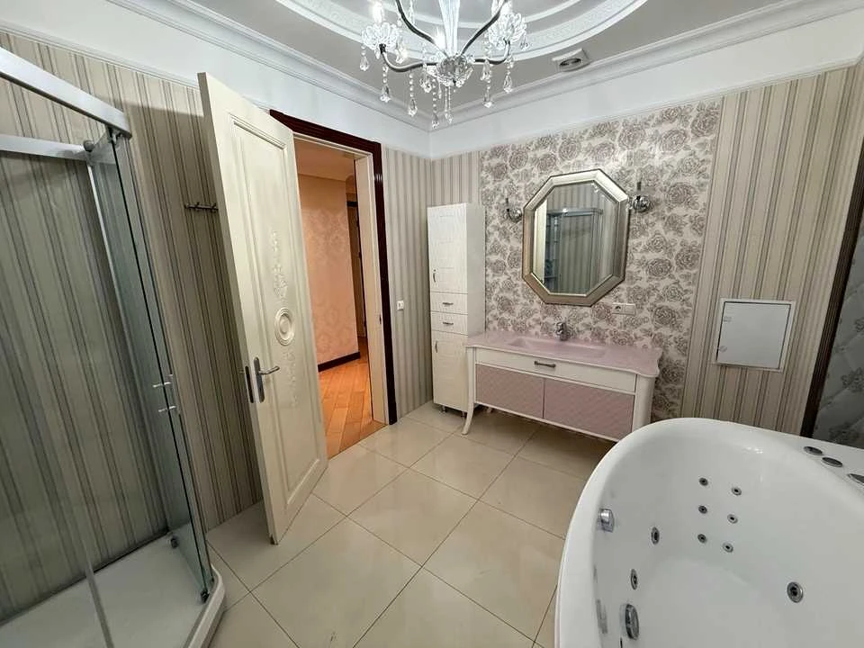 Квартира. Київ, Інститутська вул.