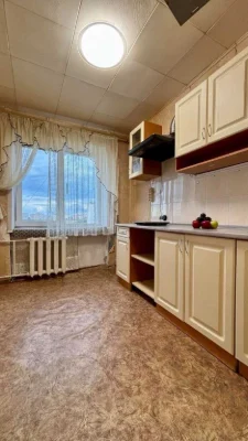 Продаж теплоі 1 кім.квартири, вул. Новаторів 10, цегляний бу