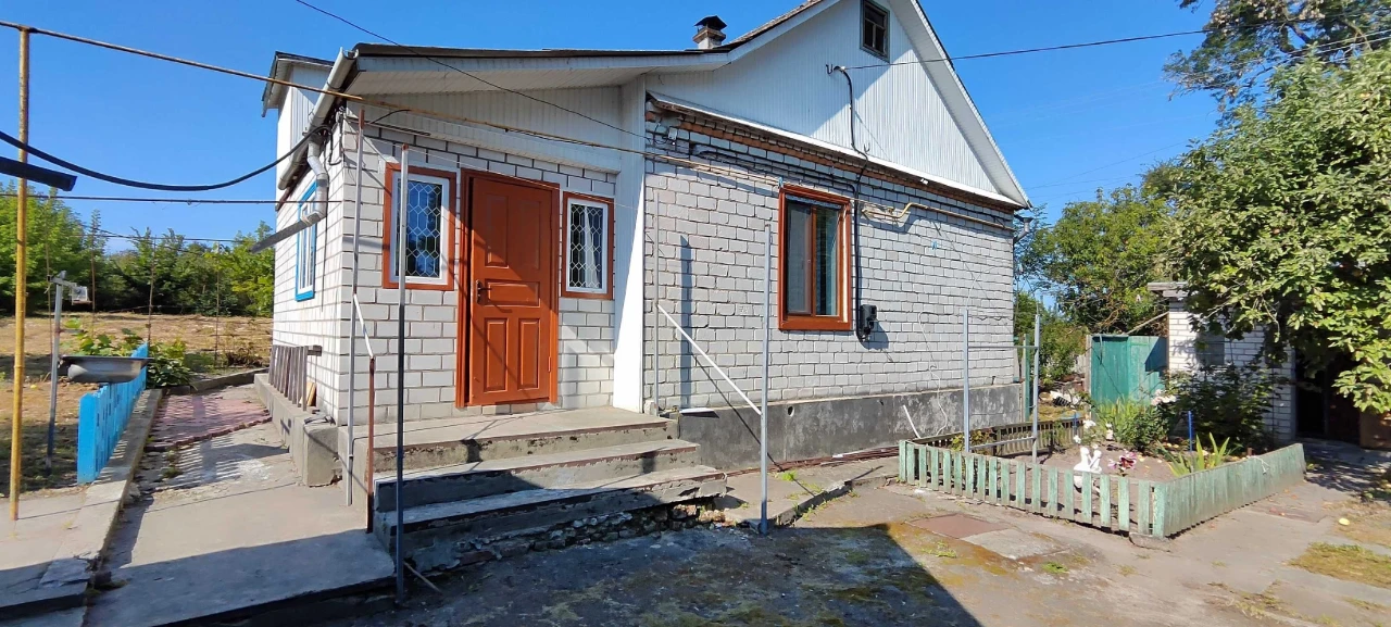 Продається одноповерховий цегляний будинок земельною ділянко