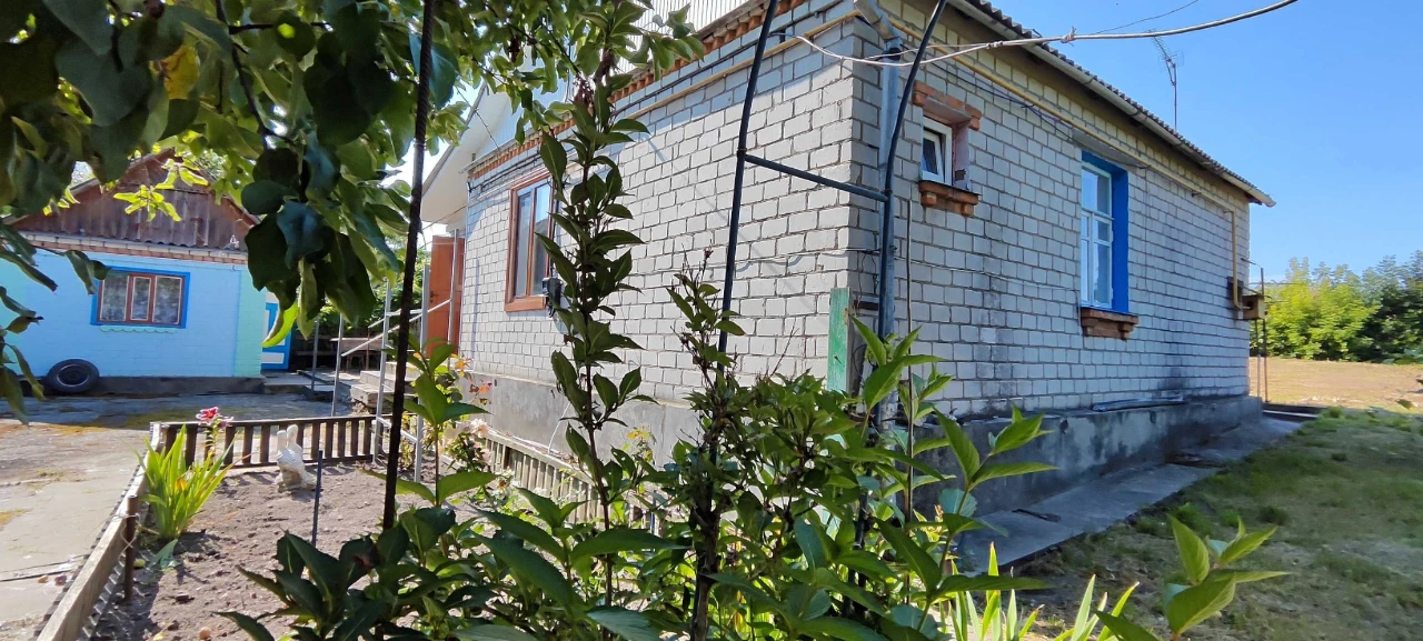 Продається одноповерховий цегляний будинок земельною ділянко