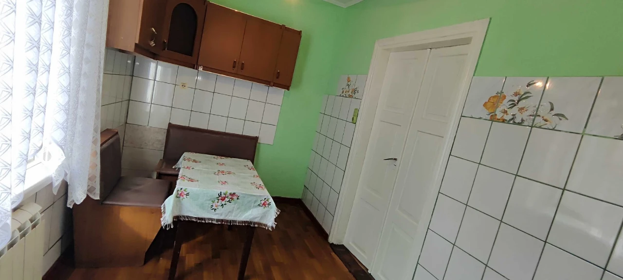 Продається одноповерховий цегляний будинок земельною ділянко