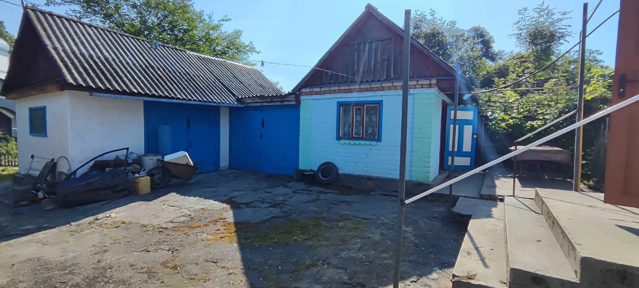 Продається одноповерховий цегляний будинок земельною ділянко