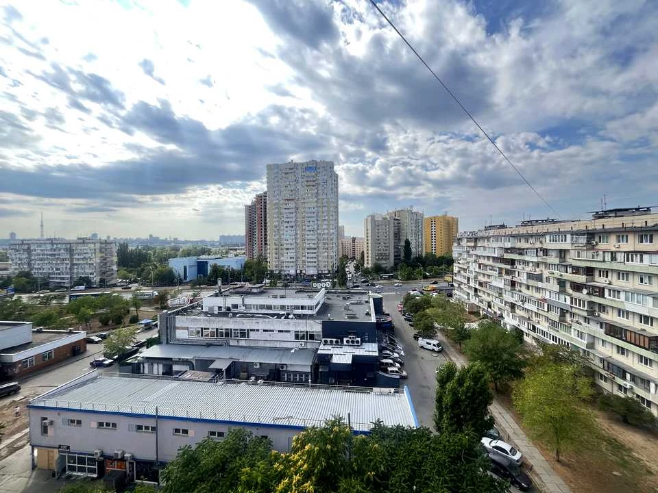 Квартира. Київ, Героїв полку "Азов" вул.