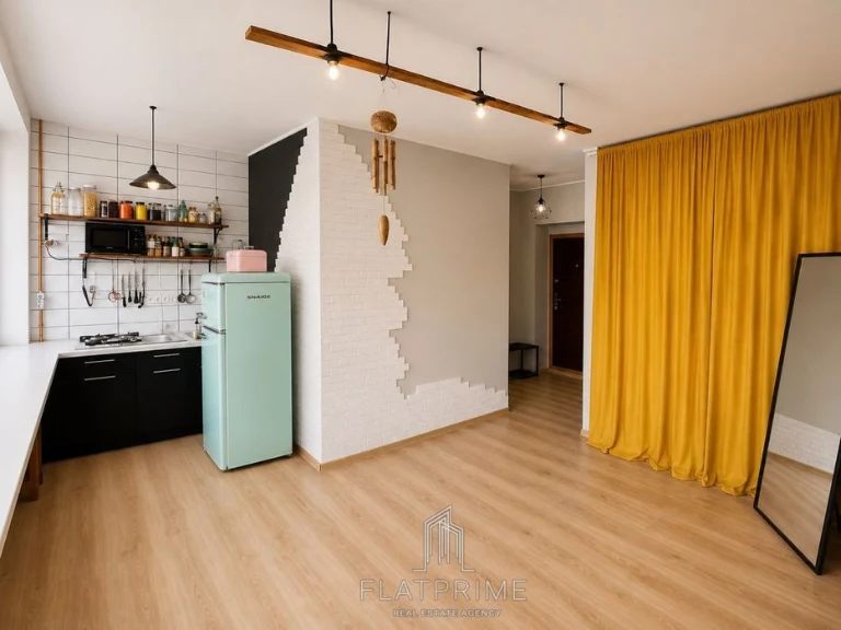 WITHOUT % Metro Pecherska 3 minutes walk Neat studio with renovation