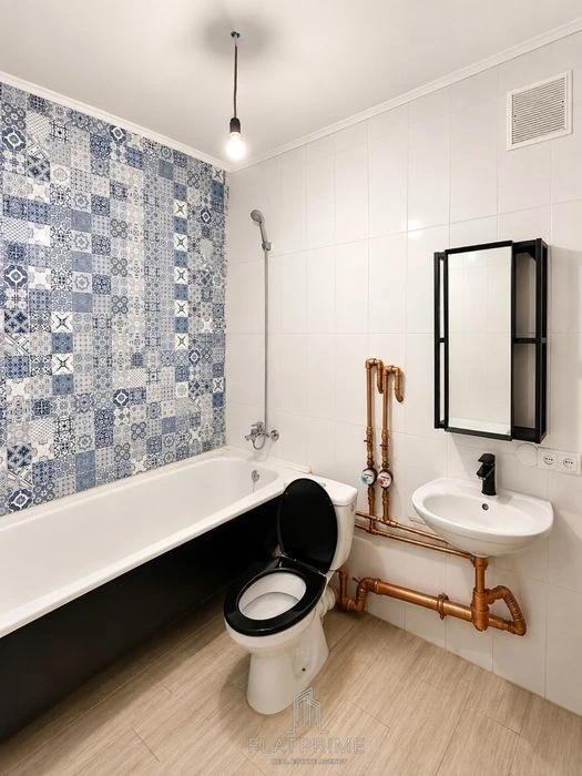 WITHOUT % Metro Pecherska 3 minutes walk Neat studio with renovation