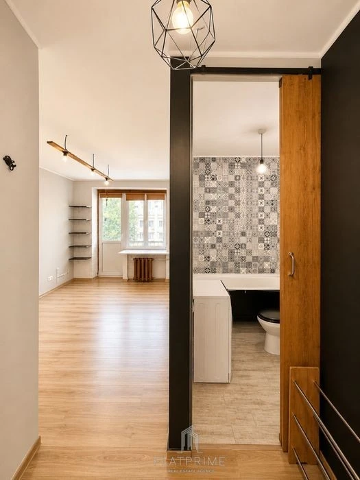 WITHOUT % Metro Pecherska 3 minutes walk Neat studio with renovation