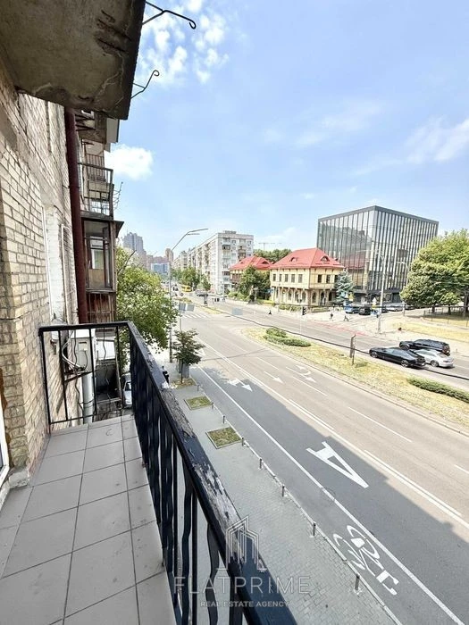 WITHOUT % Metro Pecherska 3 minutes walk Neat studio with renovation