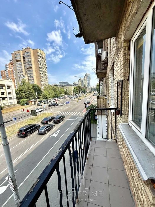WITHOUT % Metro Pecherska 3 minutes walk Neat studio with renovation