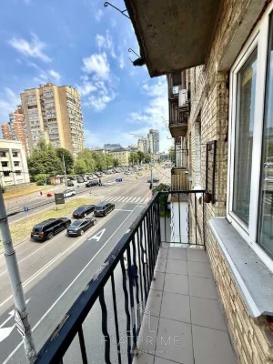 WITHOUT % Metro Pecherska 3 minutes walk Neat studio with renovation