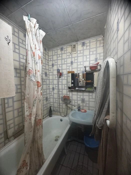 Selling a 3-room apartment near the Olympic metro station, Palace of Sports.