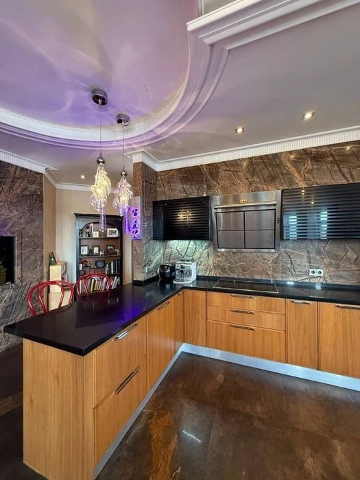 Center, Podil, Pochaininskaya 70 4-room apartment Remont Inver