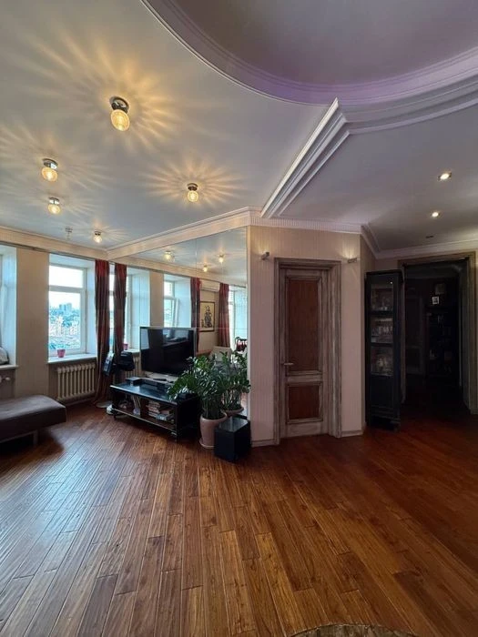Center, Podil, Pochaininskaya 70 4-room apartment Remont Inver