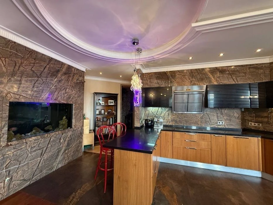 Center, Podil, Pochaininskaya 70 4-room apartment Remont Inver
