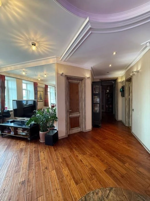 Center, Podil, Pochaininskaya 70 4-room apartment Remont Inver