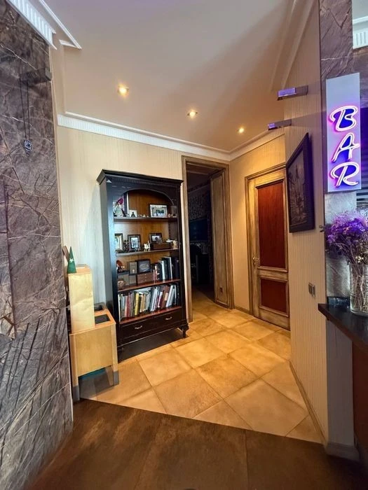 Center, Podil, Pochaininskaya 70 4-room apartment Remont Inver