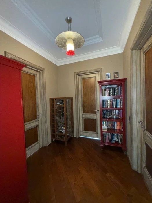 Center, Podil, Pochaininskaya 70 4-room apartment Remont Inver