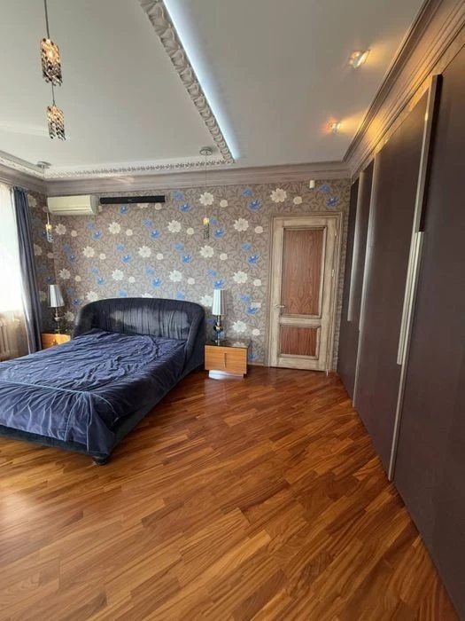 Center, Podil, Pochaininskaya 70 4-room apartment Remont Inver