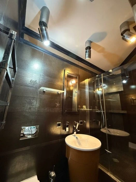 Center, Podil, Pochaininskaya 70 4-room apartment Remont Inver