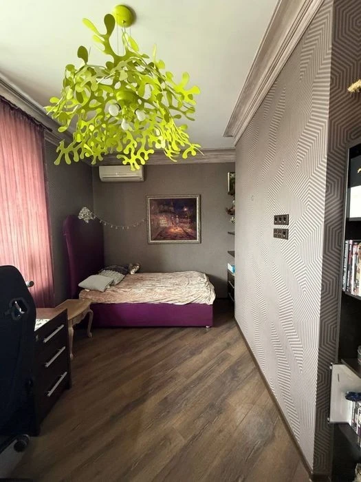 Center, Podil, Pochaininskaya 70 4-room apartment Remont Inver