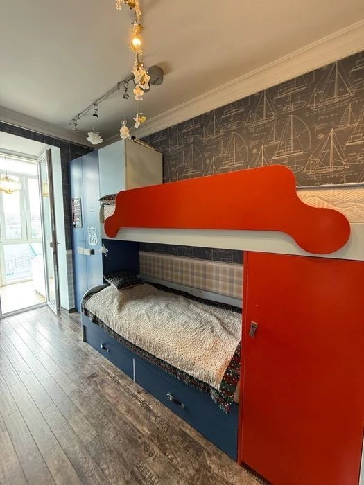 Center, Podil, Pochaininskaya 70 4-room apartment Remont Inver