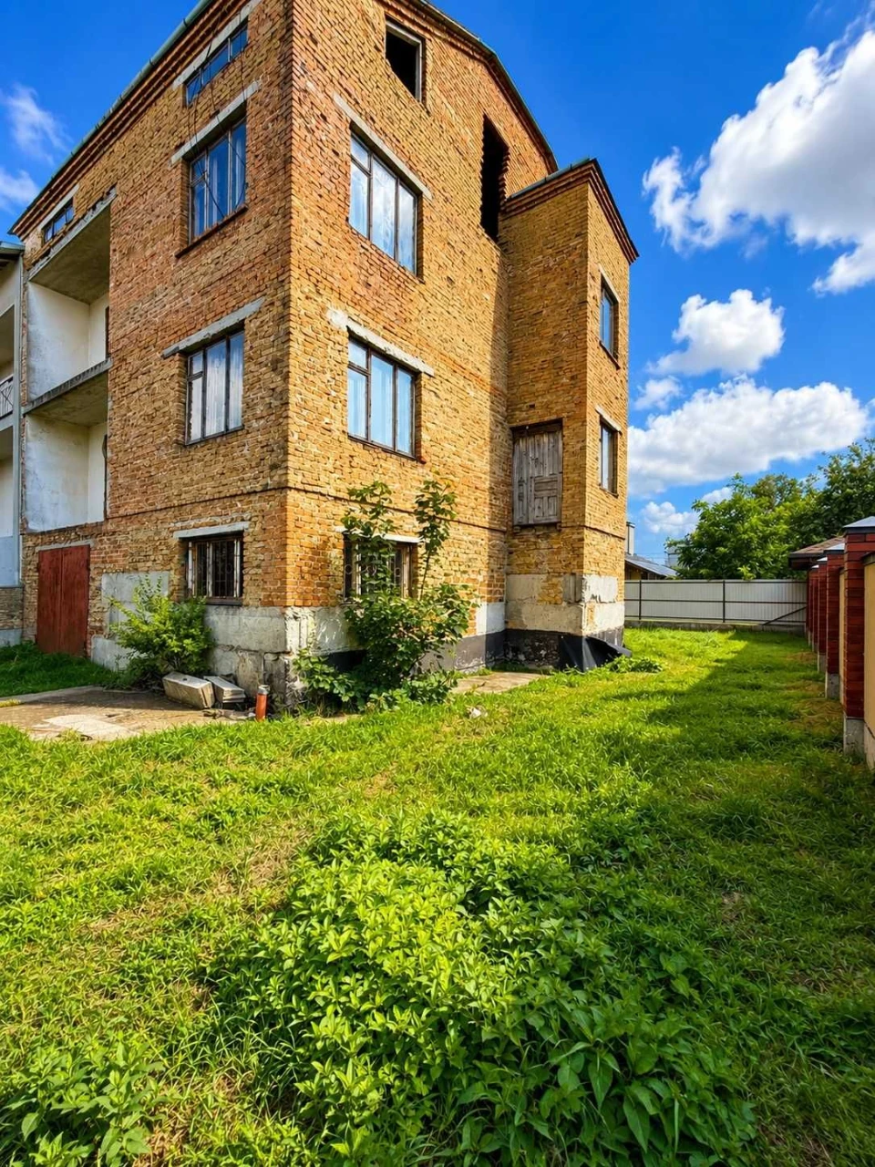 Продаж 2 поверхового будинку з ділянкою на 3 сотки, 288 кв.