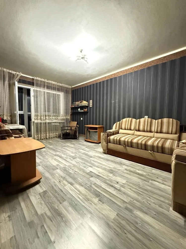 Продаж 2-кімнатної квартири,житловий стан,середній поверх