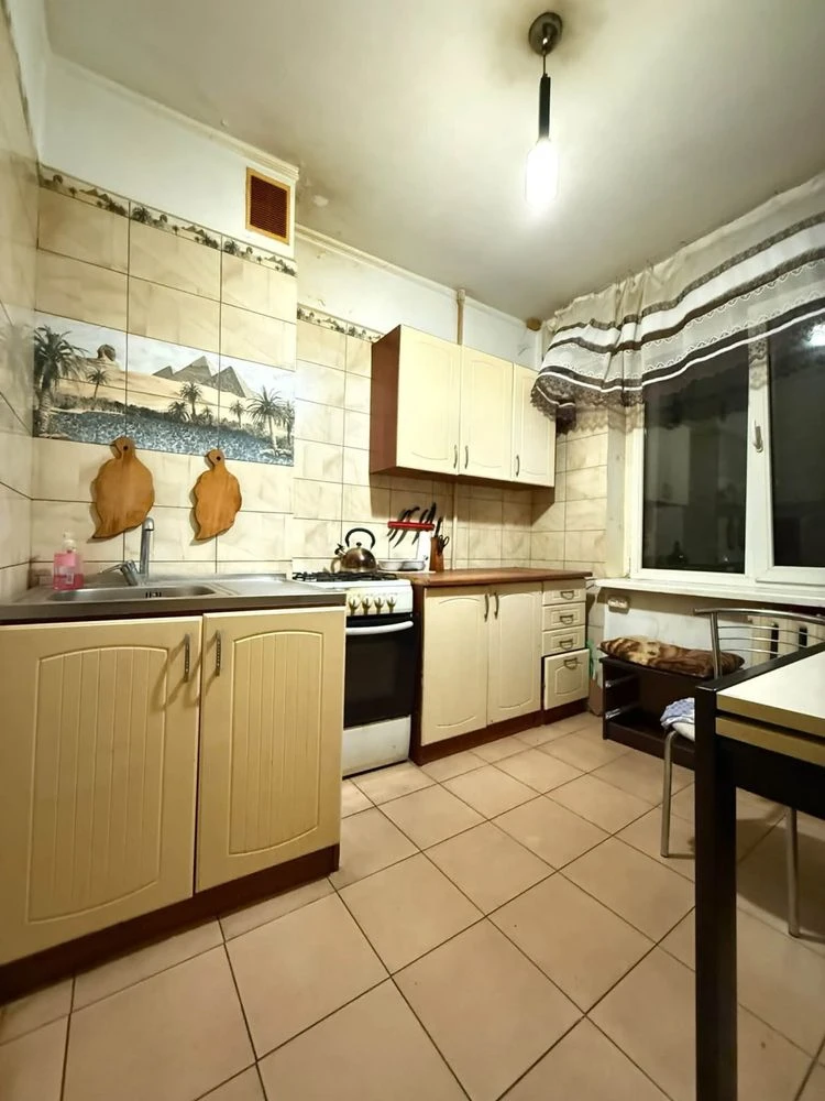 Продаж 2-кімнатної квартири,житловий стан,середній поверх