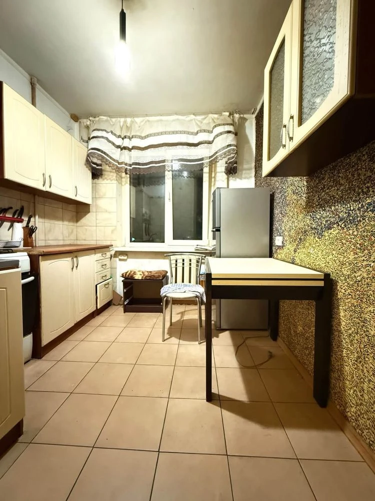 Продаж 2-кімнатної квартири,житловий стан,середній поверх