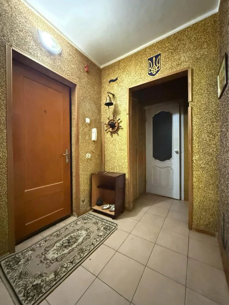 Продаж 2-кімнатної квартири,житловий стан,середній поверх