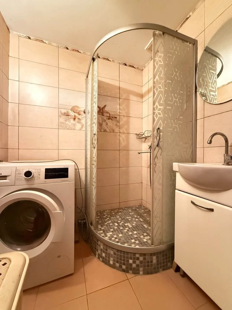 Продаж 2-кімнатної квартири,житловий стан,середній поверх