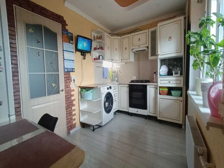 2-кімнатна квартира 64 м² з ремонтом та індивідуальним опале