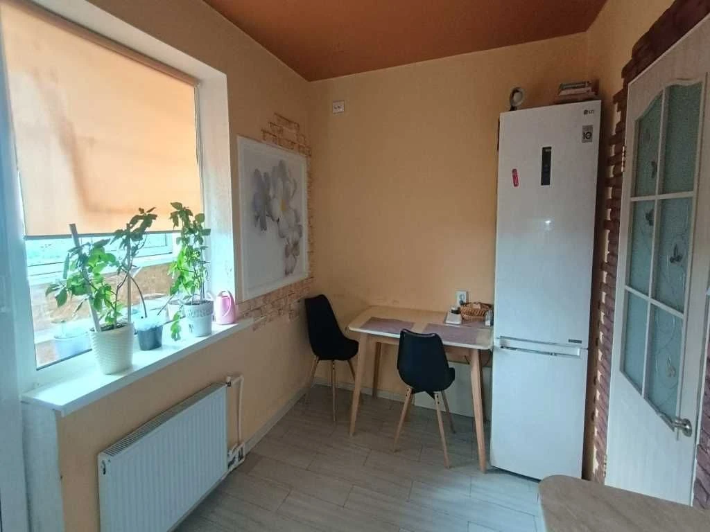 2-кімнатна квартира 64 м² з ремонтом та індивідуальним опале