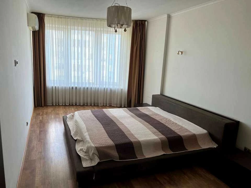 Квартира. Київ, Дніпровська набережна вул.