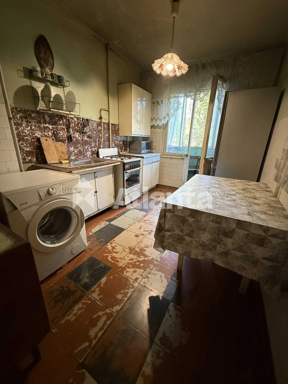 Простора 3-кімнатна квартира на Таїрова в гарному районі для