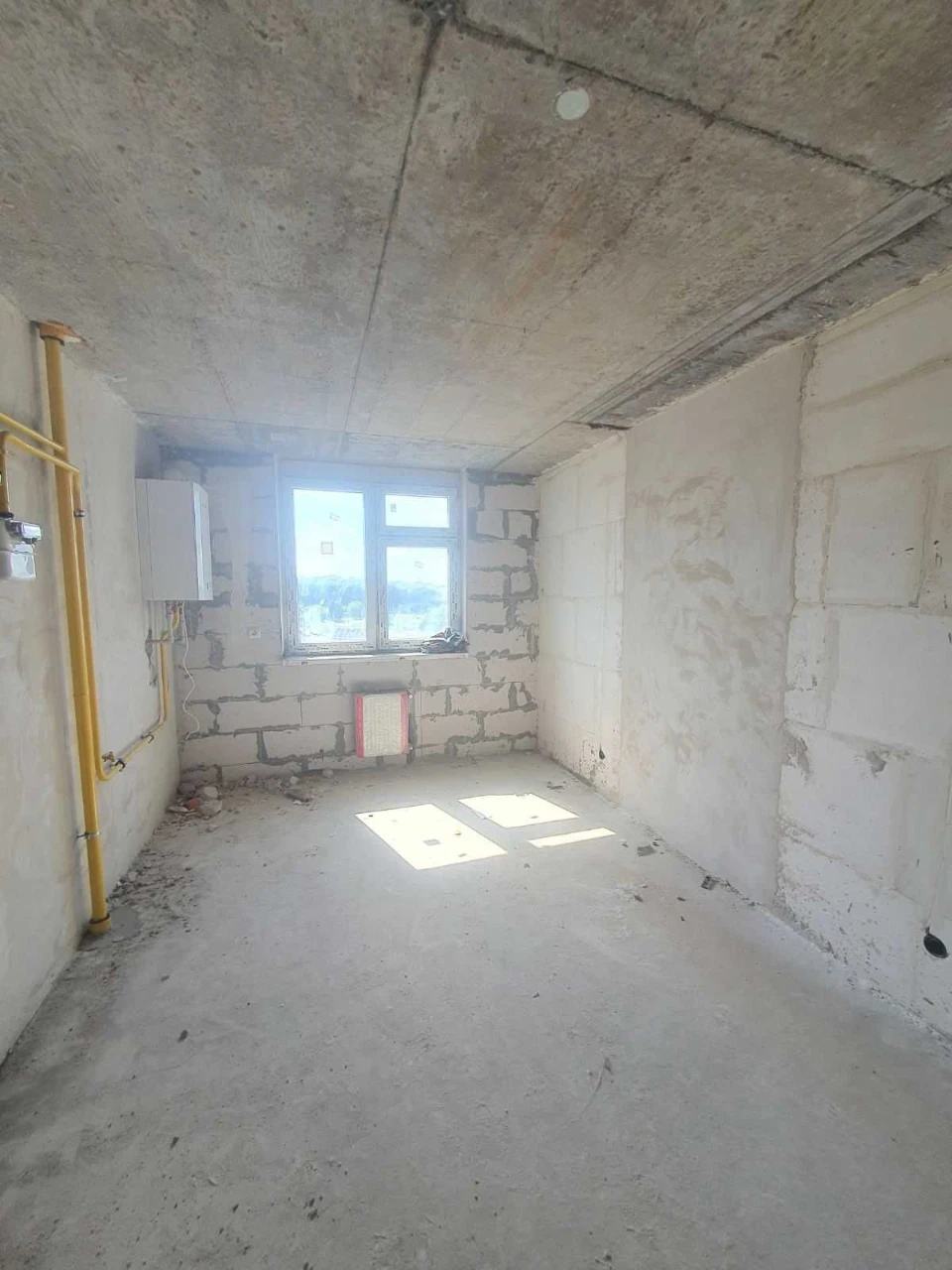 39875 Простора 2-кімнатна квартира в центрі міста в зданому