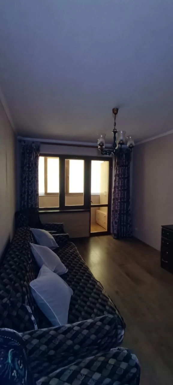 Продаж 3-к квартири з капітальним ремонтом, 2 поверх, меблі/