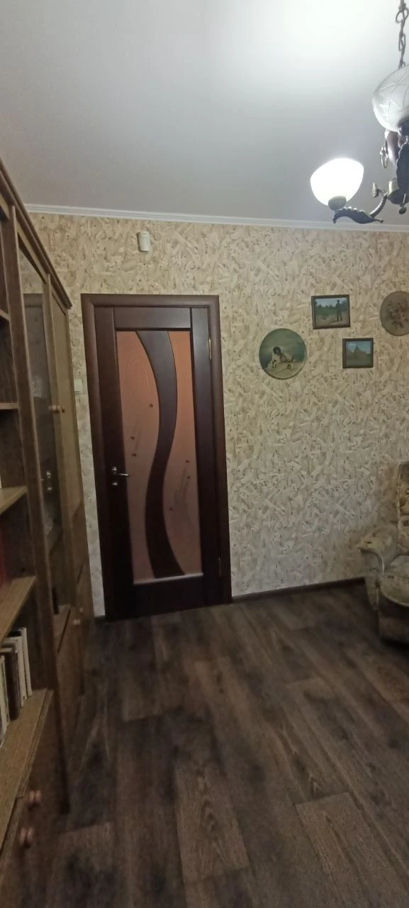 Продаж 3-к квартири з капітальним ремонтом, 2 поверх, меблі/