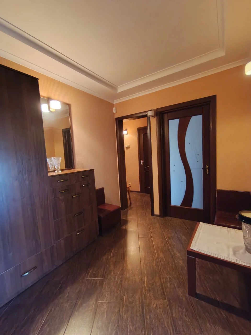 Продаж 3-к квартири з капітальним ремонтом, 2 поверх, меблі/